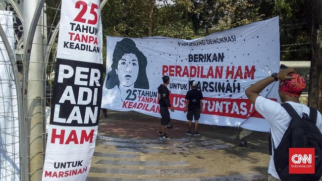 Berbagai LSM dan serikat buruh berunjuk rasa memperingati 25 tahun kematian Marsinah. Mereka menuntut kasus Marsinah sebagai kasus HAM agar tak kedaluwarsa.