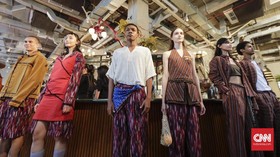 FOTO: Dominasi Warna Cerah di Koleksi 'Surya' Ikat Indonesia
