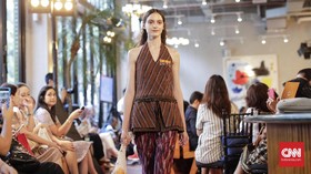 'Surya', Kala Tenun Lurik Bertemu Ikat Indonesia
