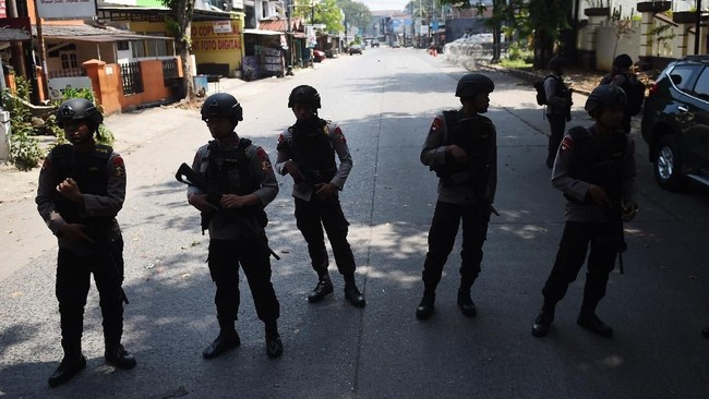 Lima anggota Polri yang tewas dalam insiden Mako Brimob Kelapa Dua, Depok, mendapat kenaikan pangkat luar biasa dengan dinaikkan satu tingkat.