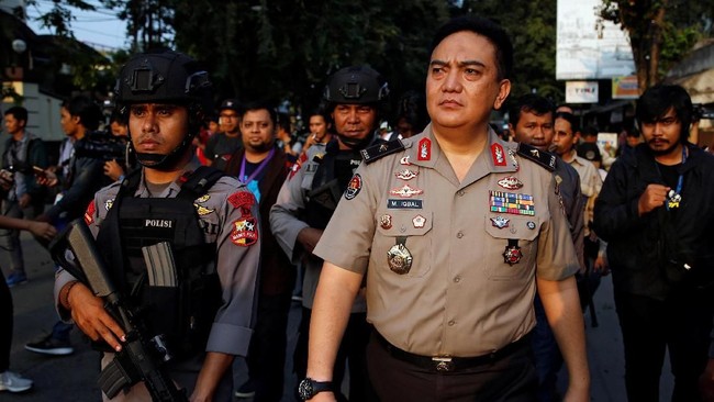 Karopenmas Polri Brigjen M. Iqbal mengatakan pihaknya terus mengedepankan negosiasi selama memungkinkan. Mayoritas polisi tewas akibat luka senjata tajam.