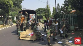 Sempat Dihalangi Warga, TNI Kosongkan 10 Rumah Dinas