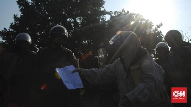 Penggusuran rumah warga Pancoran, Jakarta Selatan, disertai dugaan intimidasi oleh preman dan aparat Brimob. PT Pertamina mengklaim sebagai pemilik lahan.