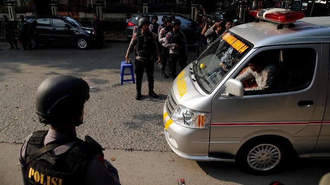 Kadiv Humas Polri Irjen Setyo Wasisto mengatakan Bripka Iwan Sarjana mengalami lebam di sekujur tubuh saat dibebaskan dari napi teroris di Mako Brimob, Depok.