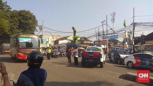 Polri menyatakan masih bernegosiasi dengan para narapidana di Mako Brimob, namun mereka tidak memberi kepastian soal kabar anggotanya yang disandera.
