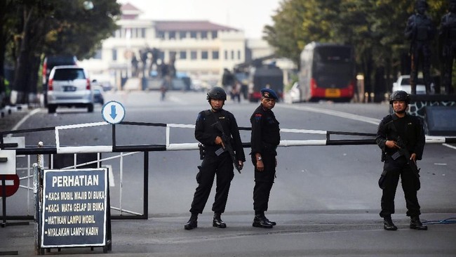 Polisi menemukan indikasi komunikasi ajakan teror dari napi teroris di dalam rutan Mako Brimob kepada rekan-rekan mereka yang berada di luar.
