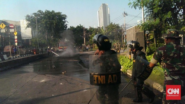 Warga menyandera dua truk yang tengah melintas di Jalan Arteri Pondok Indah untuk memblokir jalan. Warga juga membakar ban bekas sebelum dibubarkan petugas.