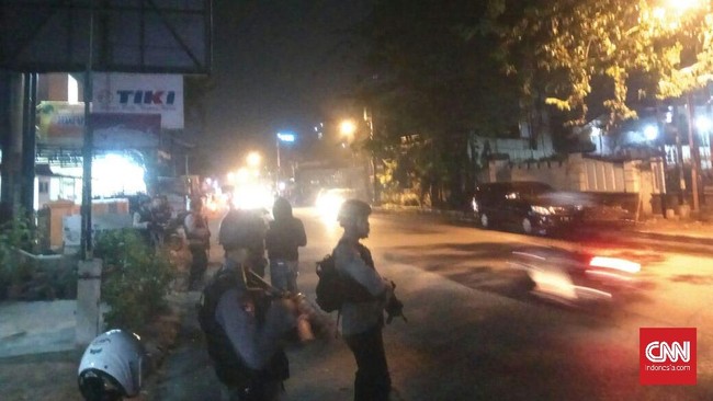 Area di sekitar Rutan Mako Brimob disterilkan. Petugas kepolisian bersenjata laras panjang berjaga dan menggelar razia sejumlah kendaraan yang melintas.
