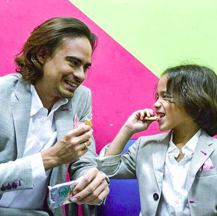 <p>Apalagi kalau tampak samping dan bajunya kembaran sama ayah. Noah fotokopian Ayah Ashraf deh kayaknya. (Foto: Insragram/ @ashrafsinclair)  </p>