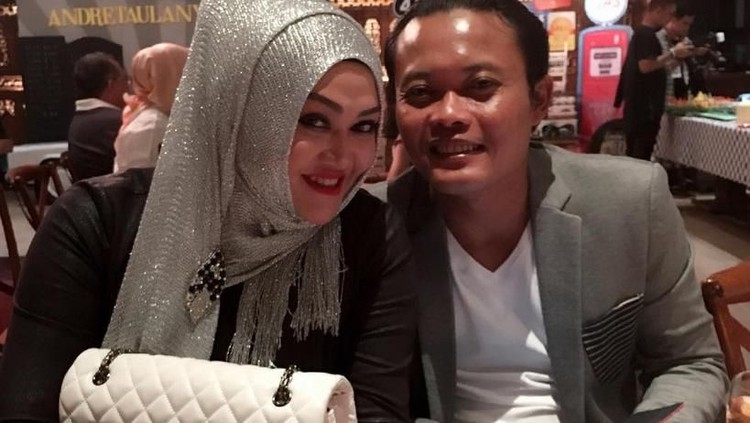 Lina, mantan istri Sule dikabarkan telah menikah lagi dengan seorang pria bernama Teddy. Mantan istri Teddy menguak bagaimana kehidupan Teddy dulu dan sekarang.