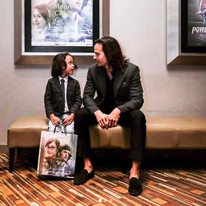<p>Tuh, kayak di foto ini, Noah mirip banget kan sama sang ayah? He-he-he. (Foto: Insragram/ @ashrafsinclair)<br />  </p>