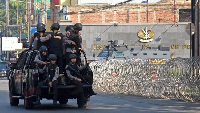 Enam jenazah korban kerusuhan Mako Brimob masih diidentifikasi dan diautopsi oleh pihak Rumah Sakit Polri di Kramat Jati, Jakarta Timur.