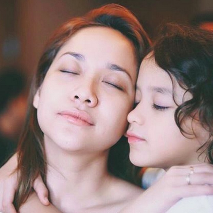 <p>Hmm, kalau lagi pose begini, Noah mirip sama Bunda Bunga nih. (Foto: Instagram/ @bclsinclair)  </p>