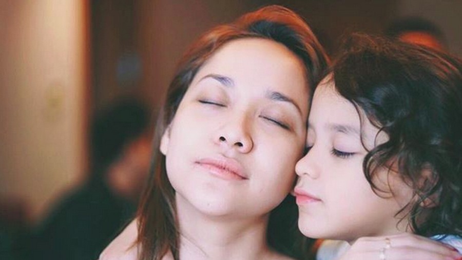 3 Momen Kebersamaan BCL & Noah Sinclair Usai Meninggalnya Ashraf Sinclair Di beberapa kesempatan, Bunga Citra Lestari tampak didampingi putra tercintanya, Noah Sinclair.