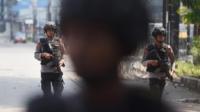 Polisi mengonfirmasi lima petugas dan satu napi tewas dalam kerusuhan di Rutan Mako Brimob, Kelapa Dua, Depok. Napi yang tewas karena merebut senjata Brimob.