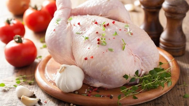 Begini cara membedakan ayam tiren dan ayam yang masih segar. Catat ya, Bunda.