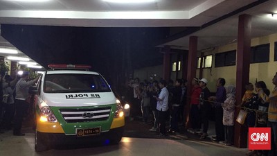 Ambulans dan Bus Polisi Keluar dari Mako Brimob