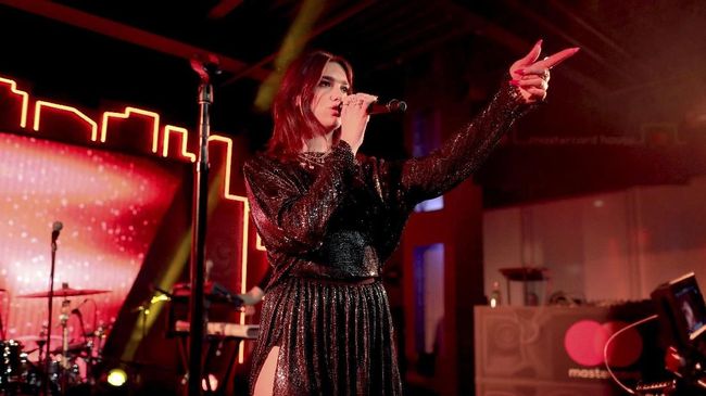 Sayangnya, banyak para nomine yang menerima kemenangan hanya melalui rekaman video seperti Shawn Mendes, Taylor Swift, serta Billie Eilish.