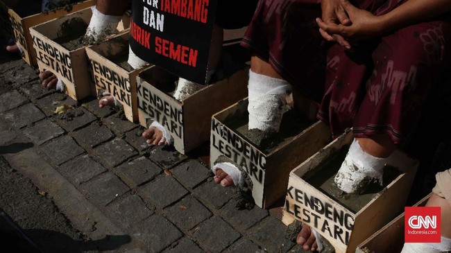 Warga penolak pabrik semen di Pegunungan Kendeng mendatangi polisi Rembang untuk mempertanyakan pengusutan kasus perusakan dan pembakaran mushola dan tenda.
