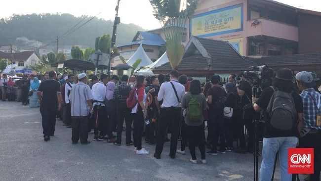 Tempat pemungutan suara di seluruh pelosok Malaysia serentak dibuka pukul 08.00 waktu setempat. Warga Malaysia tampak antusias mengikuti pemilu ke-14.