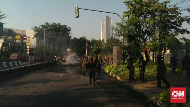 Warga yang menolak dipindahkan dari Asrama Kodam Jaya Jakarta Selatan berunjuk rasa sambil membakar ban, hingga membuat lalu lintas tersendat.