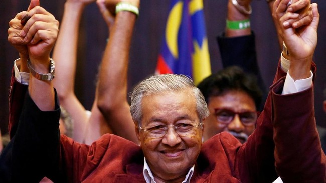 Puluhan ribu orang mendukung petisi pemberian Nobel Perdamaian bagi Mahathir Mohamad, yang dianggap berhasil menyatukan oposisi menggulingkan rezim berkuasa.