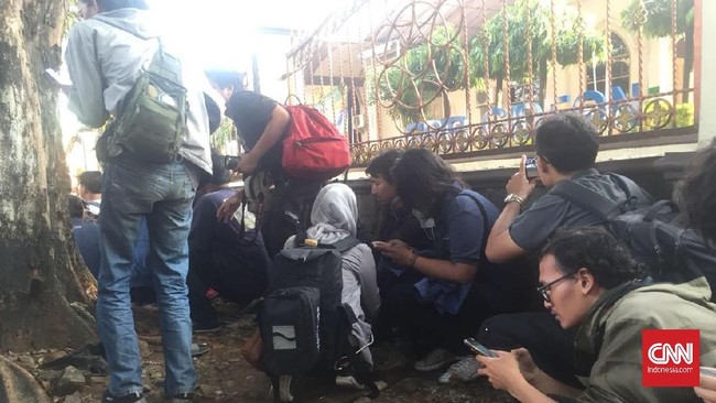Usai terdengar bunyi seperti ledakan dan rentetan tembakan di Mako Brimob, Depok, sembilan mobil Korps Brimob keluar mengebut meninggalkan lokasi rutan.