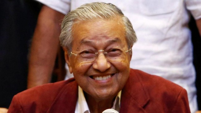 Meski telah berusia 94 tahun, PM Malaysia, Mahathir Mohamad, tetap bugar. Mahathir bahkan terlihat bersepeda santai sejauh 11 kilometer pada akhir pekan lalu.