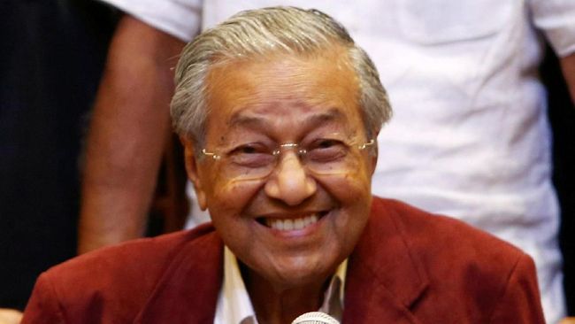 Di Usia 94 Tahun, Mahathir Mohamad Bersepeda 11 KM Meski telah berusia 94 tahun, PM Malaysia, Mahathir Mohamad, tetap bugar. Mahathir bahkan terlihat bersepeda santai sejauh 11 kilometer pada akhir pekan lalu.