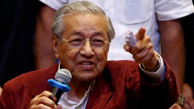 Presiden Joko Widodo beri ucapan selamat pada Mahathir Mohamad, yang baru saja dilantik menjadi Perdana Menteri Malaysia.