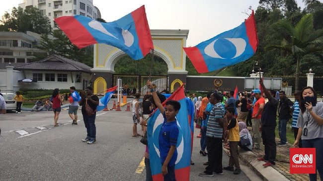 Sambil sesekali mengangkat bendera, warga yang mendatangi Istana Negara Malaysia berteriak, "Reformasi! Reformasi!"