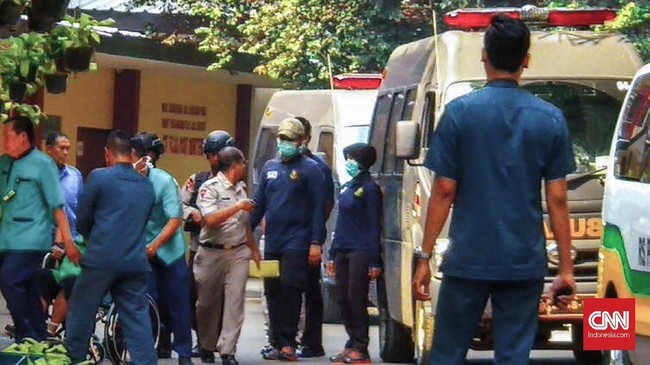 Anggota Detasemen Khusus (Densus) 88 Antiteror Brigadir Kepala Iwan Sarjana masih menjalani perawatan di rumah sakit atas luka-luka yang dideritanya.