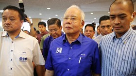 Massa Berusaha Adang Mobil Najib di Bandara Malaysia