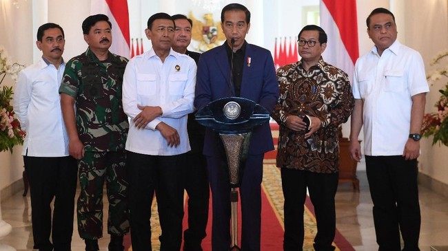 Presiden diminta tegur Menkopolhukam Wiranto yang ingin membentuk tim hukum nasional untuk merespons tindakan, ucapan, maupun pemikiran tokoh.