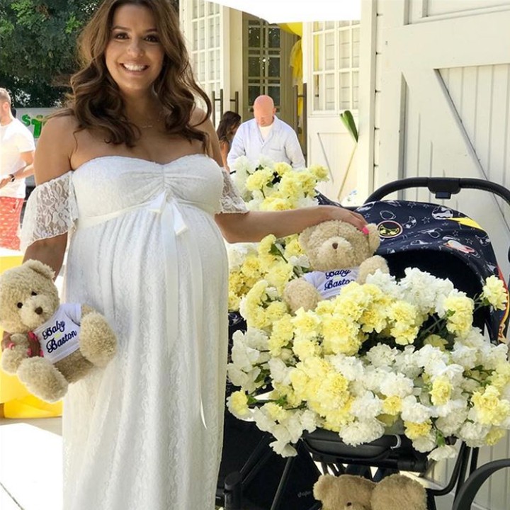 <p>Seperti bidadari di antara bunga-bunga. (Foto: Instagram @evalongoria)</p>