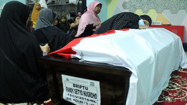 Polri menyatakan napi teroris menewaskan empat polisi di Mako Brimob menggunakan pecahan kaca, bukan senjata tajam sementara satu polisi lain tewas ditembak.