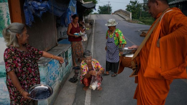 FOTO: Melawan Sepi Hari Tua dari Bangku Sekolah