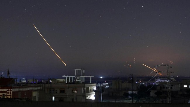 Suriah menuding Israel menembakkan rudal ke salah satu situs militer di dekat bandara Nairab yang terletak di pinggiran kota Aleppo pada Minggu (15/7).