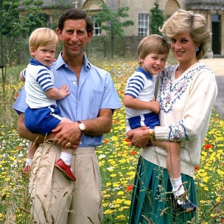 <p>Nah, ini momen saat Pangeran Harry mengenakan sepatu yang sama dengan keponakan cantiknya. Kala itu tahun 1986. Tiga puluh tahun berselang, sepatu itu masih oke punya ya. Dikutip dari Telegraph, banyak pakaian keluarga kerajaan yang dijaga dan disimpan dengan hati-hati, sehingga bisa dipakai kembali di acara yang lain atau jika ada keluarga kerajaan ingin memakainya. (Foto: Instagram @royalfamilynews)</p>