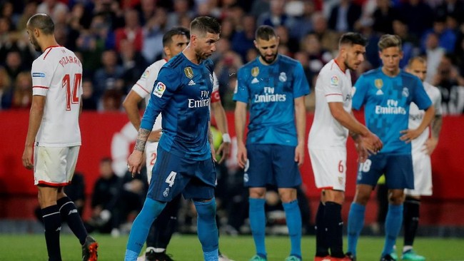 Blunder Sergio Ramos mewarnai kekalahan Real Madrid dari Sevilla dengan skor 2-3 di Stadion Ramon Sanchez Pizjuan, Rabu (9/5) malam waktu setempat.