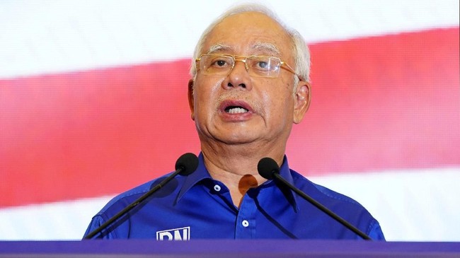 Seorang pejabat senior Kepolisian Malaysia mengatakan pihaknya melakukan lima penggeledahan terkait eks PM Najib Razak, termasuk di kediamannya.