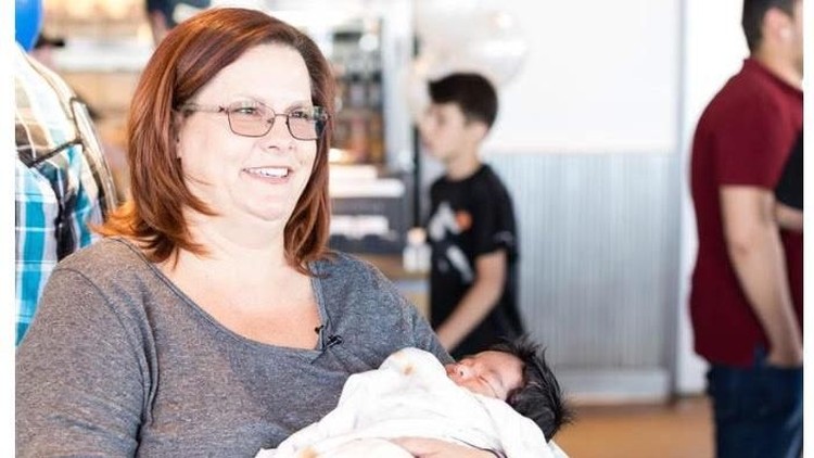 Eh, ada bayi di balik 'burrito' nih.