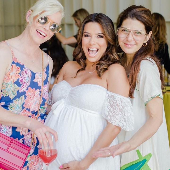 <p>Ini saat baby shower untuk kehamilan Eva Longoria. Dalam balutan dress putih, Eva semakin kinclong ya. (Foto: Instagram @evalongoria)</p>
