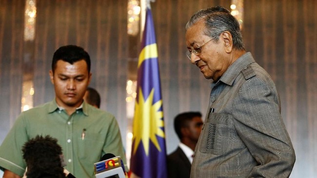 Perdana Menteri Malaysia Mahathir Mohamad mengumumkan tiga menteri senior dalam jajaran kabinet barunya, Sabtu (12/5).