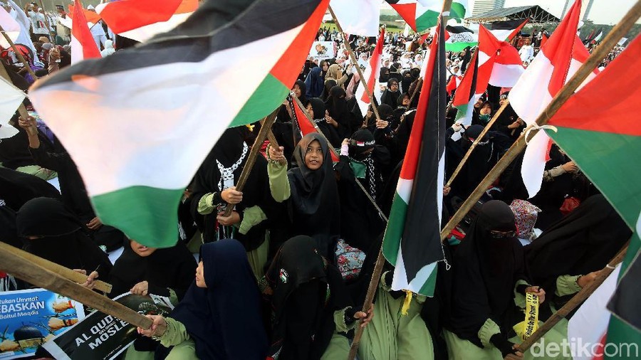 Foto: Anak-anak Ikut Aksi Bela Palestina di Monas Massa Aksi Bela Palestina atau Aksi 115 di kawasan Monas mulai berkumpul di panggung utama. Terlihat beberapa anak-anak ikut berkumpul untuk membela Palestina.