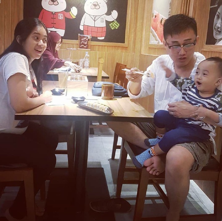 <p>Meski ada bunda, nggak masalah lho kalau ayah yang nyuapin si kecil. (Foto: Instagram/ @boby_tince)  </p>