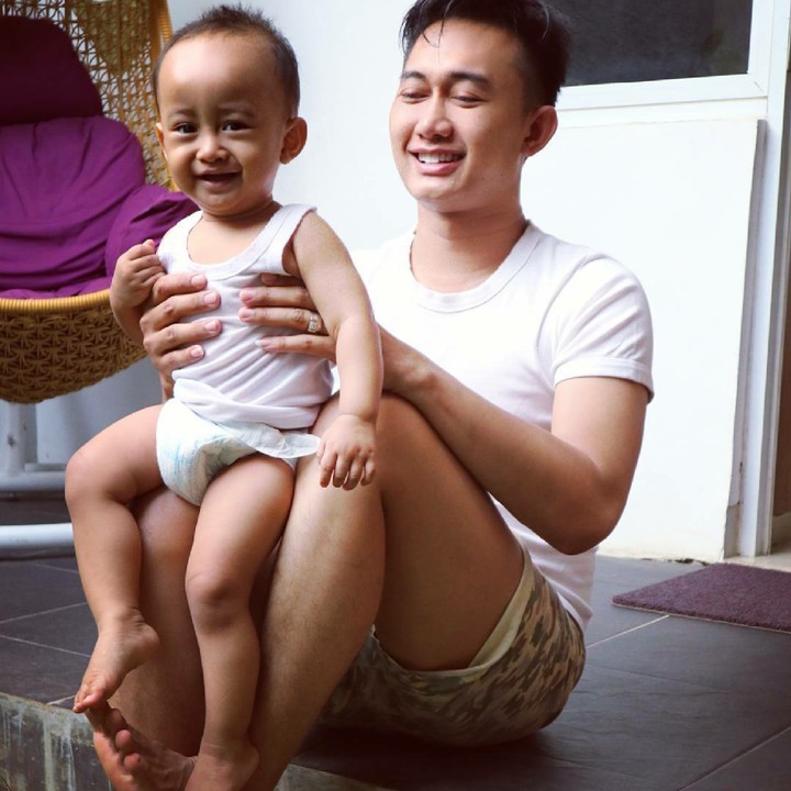 <p>Dipangku begini sama ayah aja Byan girang banget. (Foto: Instagram/ @boby_tince)  </p>