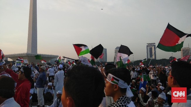 Waketum FPI Ja'far Shodik saat berorasi membacakan pantun yang menyebut-nyebut soal ganti presiden tahun 2019 dalam aksi 115.