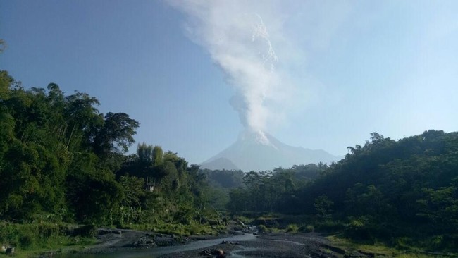 Sultan Hamengkubuwono X meminta masyarakat Yogyakarta tetap tenang meski status Gunung Merapi dinaikan menjadi Waspada.