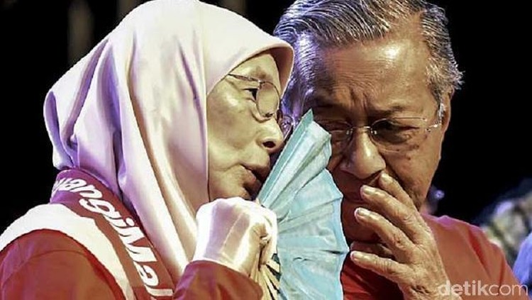 Nama Wan Azizah santer dikabarkan bakal jadi Perdana Menteri Malaysia, menggantikan Mahatir Mohamad. Berikut deretan fakta istri Anwar Ibrahim ini.
